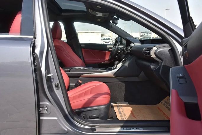 Подержанный Lexus IS 300 III Рестайлинг, 3.5 л, 2019 в Шардже от Alfaris Used Cars Серебристый цвет. Other | AUTO.AE