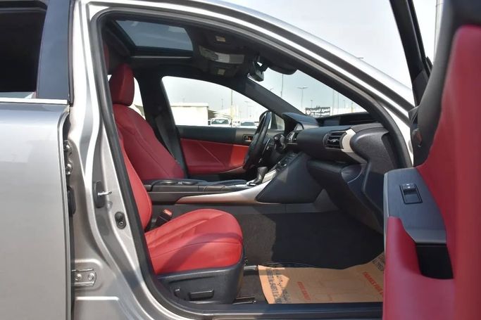 Подержанный Lexus IS 300 III Рестайлинг, 3.5 л, 2020 в Шардже от Alfaris Used Cars Серебристый цвет. Other | AUTO.AE