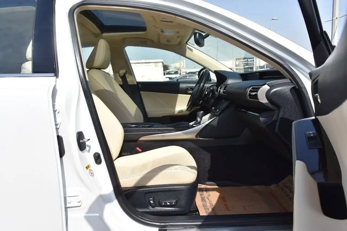 Подержанный Lexus IS 300 III, 3.5 л, 2016 в Шардже от Alfaris Used Cars Белый цвет. Other | AUTO.AE