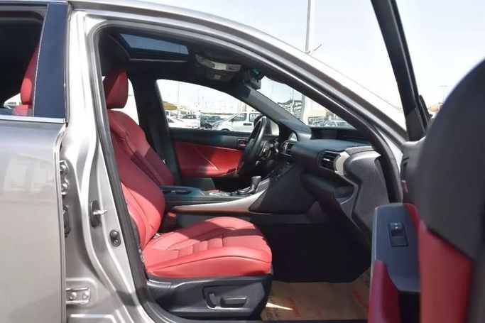 Подержанный Lexus IS 350 III Рестайлинг, 3.5 л, 2020 в Шардже от Alfaris Used Cars Серебристый цвет. Other | AUTO.AE