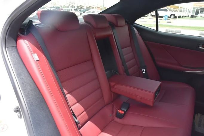 Подержанный Lexus IS 300 III Рестайлинг, 3.5 л, 2017 в Шардже от Alfaris Used Cars Белый цвет. Other | AUTO.AE