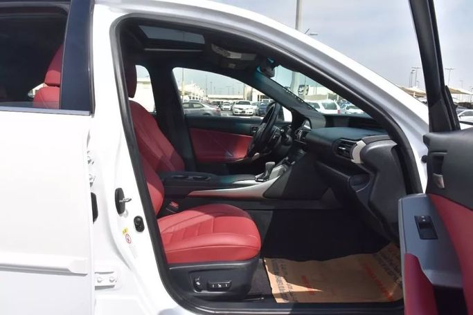 Подержанный Lexus IS 350 III Рестайлинг, 3.5 л, 2018 в Шардже от Alfaris Used Cars Белый цвет. Other | AUTO.AE