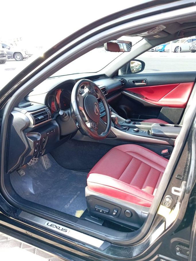 Подержанный Lexus IS 200t III Рестайлинг, 2.0 л, 2017 в Шардже от Mohammad Al Hamadani Used Cars Черный цвет. Американская | AUTO.AE