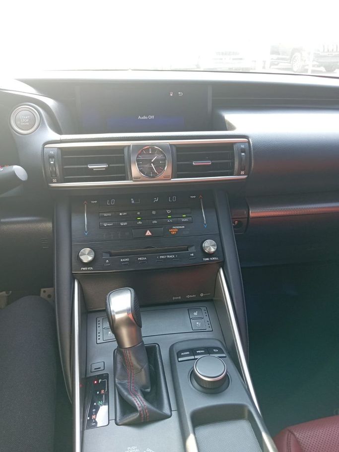 Подержанный Lexus IS 200t III Рестайлинг, 2.0 л, 2017 в Шардже от Mohammad Al Hamadani Used Cars Черный цвет. Американская | AUTO.AE