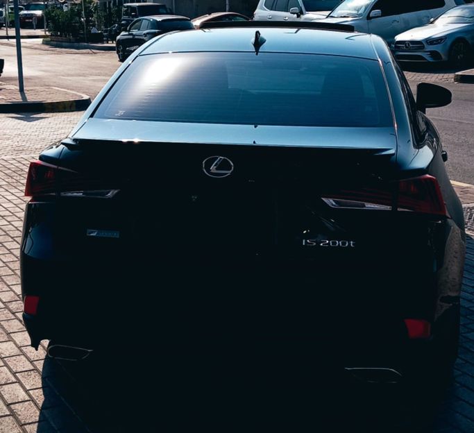 Подержанный Lexus IS 200t III Рестайлинг, 2.0 л, 2017 в Шардже от Mohammad Al Hamadani Used Cars Черный цвет. Американская | AUTO.AE