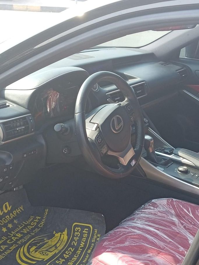 Подержанный Lexus IS 300 III Рестайлинг, 3.5 л, 2018 в Шардже от Mohammad Al Hamadani Used Cars Черный цвет. Американская | AUTO.AE