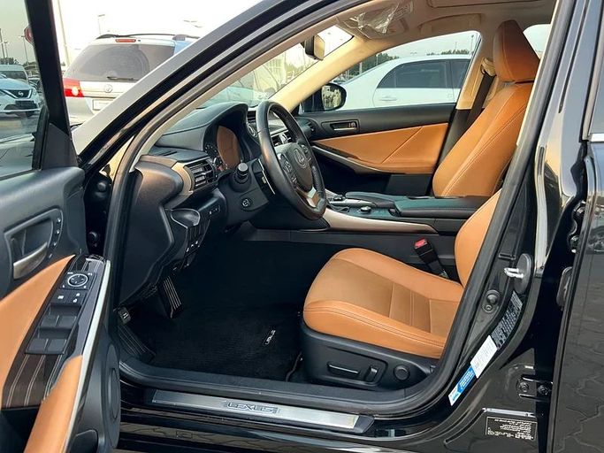 Подержанный Lexus IS 350 III Рестайлинг, 3.5 л, 2019 в Шардже от Hamsat Waad Черный цвет. GCC | AUTO.AE