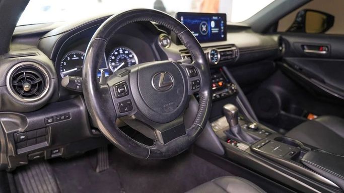 Подержанный Lexus IS 300 III Рестайлинг 2, 2.0 л, 2021 в Шардже от Alsalama Motors Синий цвет. Американская | AUTO.AE