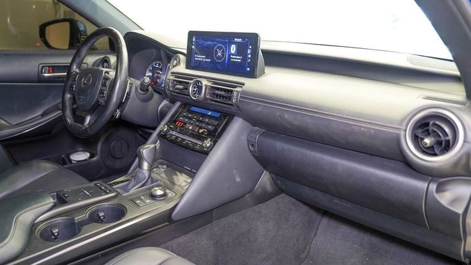 Подержанный Lexus IS 300 III Рестайлинг 2, 2.0 л, 2021 в Шардже от Alsalama Motors Синий цвет. Американская | AUTO.AE