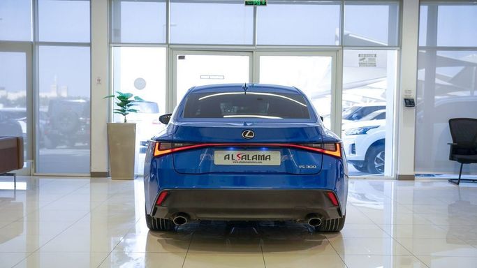 Подержанный Lexus IS 300 III Рестайлинг 2, 2.0 л, 2021 в Шардже от Alsalama Motors Синий цвет. Американская | AUTO.AE