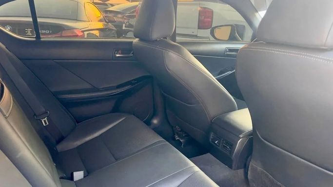 Подержанный Lexus IS 300 III Рестайлинг 2, 3.5 л, 2021 в Шардже от Alsalama Motors Синий цвет. Американская | AUTO.AE