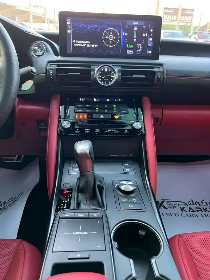 Подержанный Lexus IS 350 III Рестайлинг 2, 3.5 л, 2023 в Шардже от Karkuk Used Cars Серебристый цвет. Американская | AUTO.AE