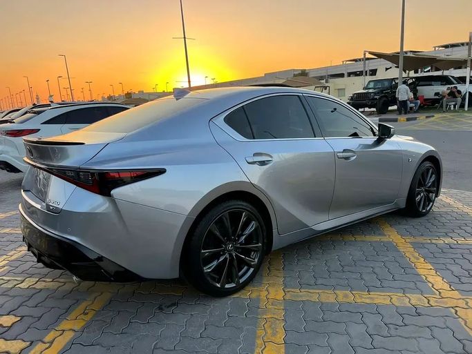 Подержанный Lexus IS 350 III Рестайлинг 2, 3.5 л, 2023 в Шардже от Karkuk Used Cars Серебристый цвет. Американская | AUTO.AE