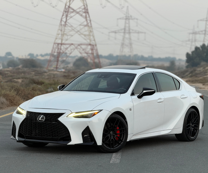 Подержанный Lexus IS 350 III Рестайлинг 2, 3.5 л, 2021 в Шардже от Al Basma Motors Белый цвет. Американская | AUTO.AE