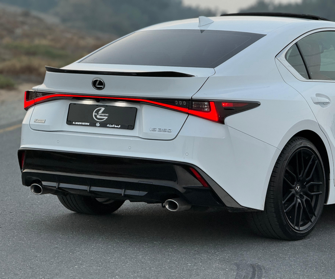 Подержанный Lexus IS 350 III Рестайлинг 2, 3.5 л, 2021 в Шардже от Al Basma Motors Белый цвет. Американская | AUTO.AE