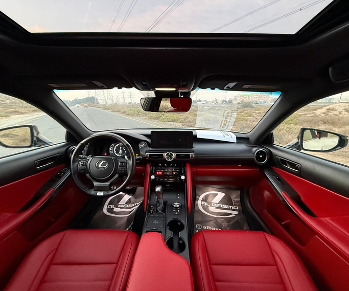 Подержанный Lexus IS 350 III Рестайлинг 2, 3.5 л, 2021 в Шардже от Al Basma Motors Белый цвет. Американская | AUTO.AE