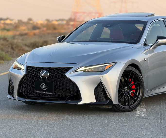 Подержанный Lexus IS 350 III Рестайлинг 2, 3.5 л, 2022 в Шардже от Al Basma Motors Серый цвет. Американская | AUTO.AE