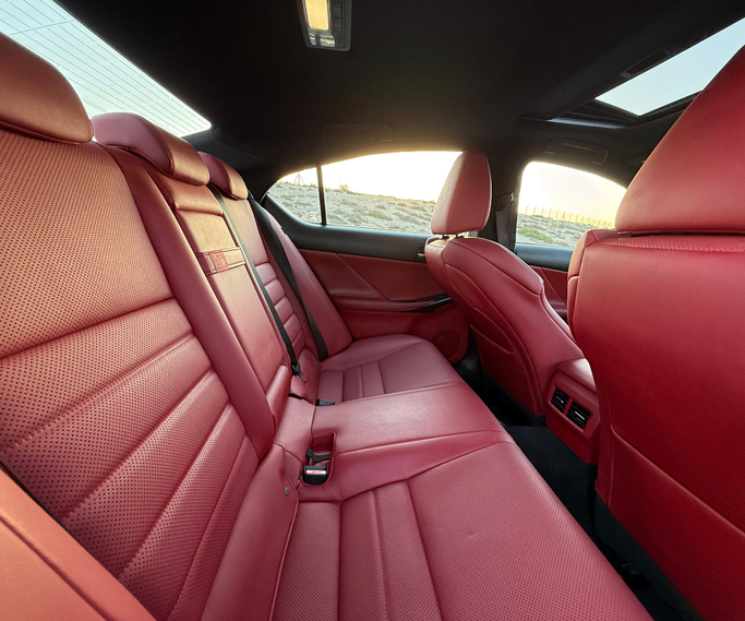 Подержанный Lexus IS 350 III Рестайлинг 2, 3.5 л, 2022 в Шардже от Al Basma Motors Серый цвет. Американская | AUTO.AE