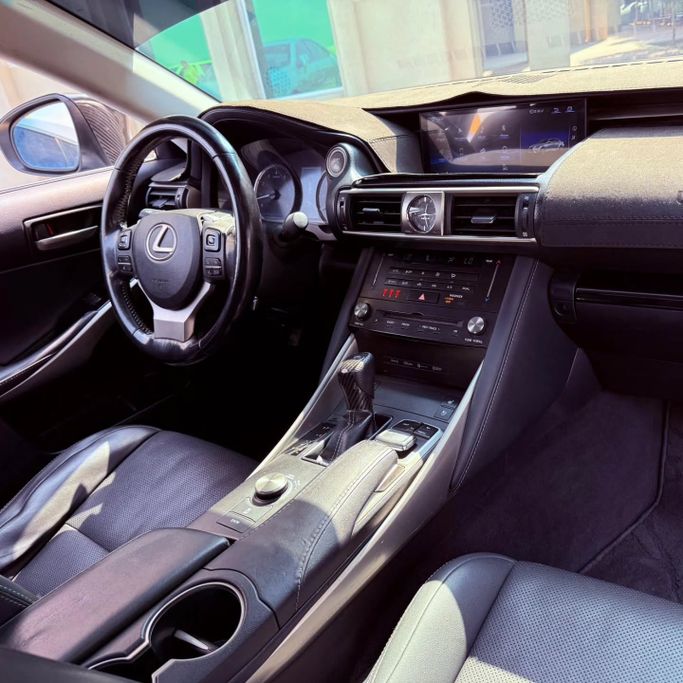 Подержанный Lexus IS 300 III Рестайлинг, 3.5 л, 2017 в Шардже от Sarmad Cars Золотистый цвет. Other | AUTO.AE