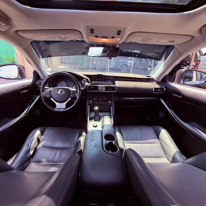 Подержанный Lexus IS 300 III Рестайлинг, 3.5 л, 2017 в Шардже от Sarmad Cars Золотистый цвет. Other | AUTO.AE