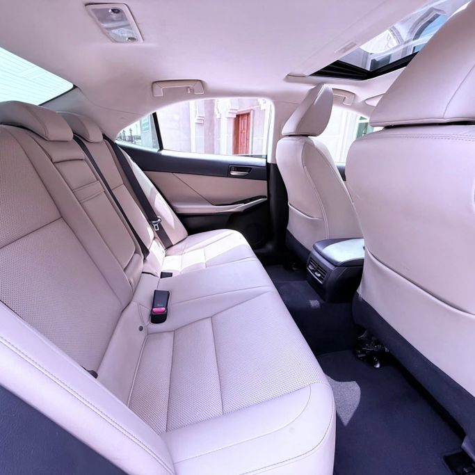 Подержанный Lexus IS 200t III Рестайлинг, 2.0 л, 2017 в Шардже от Sarmad Cars Белый цвет. Other | AUTO.AE