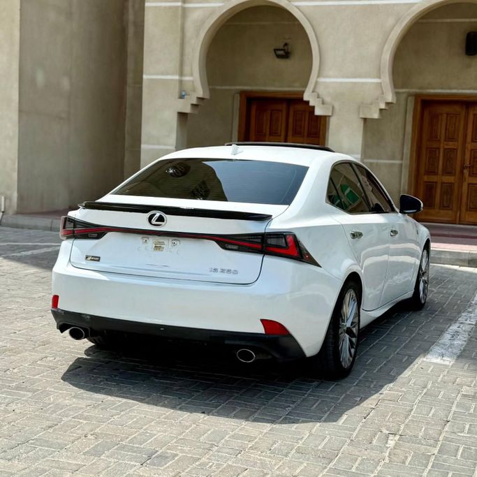 Подержанный Lexus IS 200t III Рестайлинг, 2.0 л, 2017 в Шардже от Sarmad Cars Белый цвет. Other | AUTO.AE