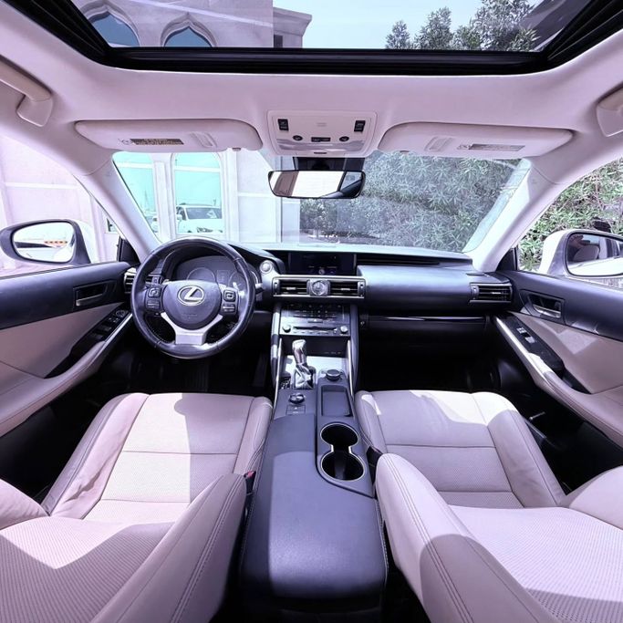 Подержанный Lexus IS 200t III Рестайлинг, 2.0 л, 2017 в Шардже от Sarmad Cars Белый цвет. Other | AUTO.AE
