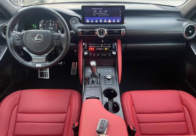 Подержанный Lexus IS 350 III Рестайлинг 2, 3.5 л, 2022 в Шардже от Al Nukhba Al Malakyah Used Cars Серый цвет. Американская | AUTO.AE