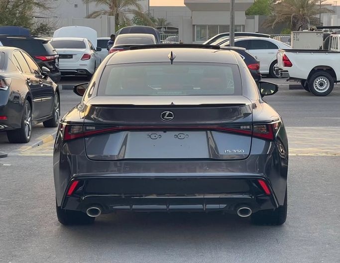 Подержанный Lexus IS 350 III Рестайлинг 2, 3.5 л, 2022 в Шардже от Al Nukhba Al Malakyah Used Cars Серый цвет. Американская | AUTO.AE