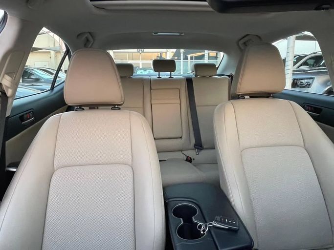 Подержанный Lexus IS 300 III Рестайлинг, 2.0 л, 2019 в Шардже от Al Nukhba Al Malakyah Used Cars Серебристый цвет. Американская | AUTO.AE