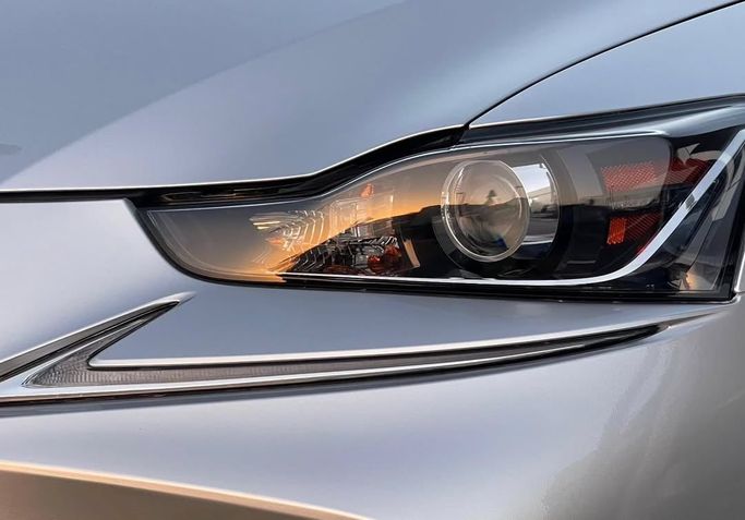 Подержанный Lexus IS 300 III Рестайлинг, 2.0 л, 2019 в Шардже от Al Nukhba Al Malakyah Used Cars Серебристый цвет. Американская | AUTO.AE