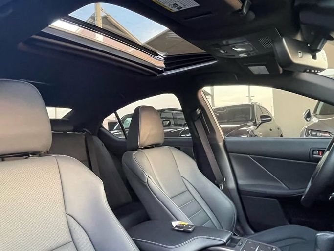 Подержанный Lexus IS 350 III Рестайлинг 2, 3.5 л, 2024 в Шардже от Al Nukhba Al Malakyah Used Cars Белый цвет. Американская | AUTO.AE