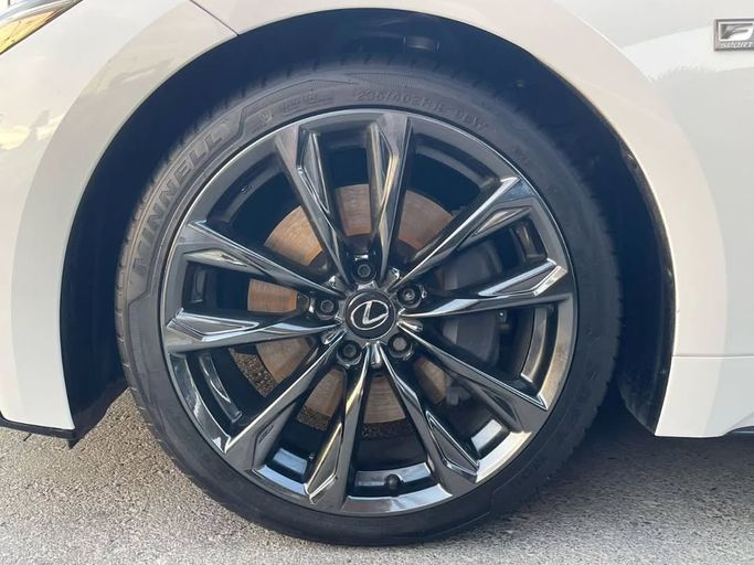 Подержанный Lexus IS 350 III Рестайлинг 2, 3.5 л, 2024 в Шардже от Al Nukhba Al Malakyah Used Cars Белый цвет. Американская | AUTO.AE