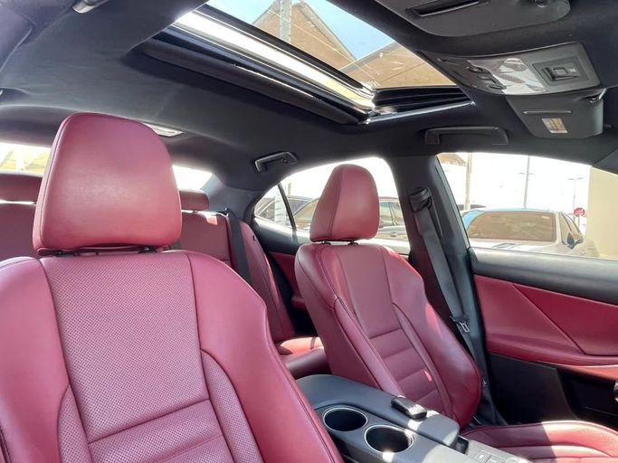 Подержанный Lexus IS 350 III, 3.5 л, 2016 в Шардже от Al Nukhba Al Malakyah Used Cars Серебристый цвет. Американская | AUTO.AE