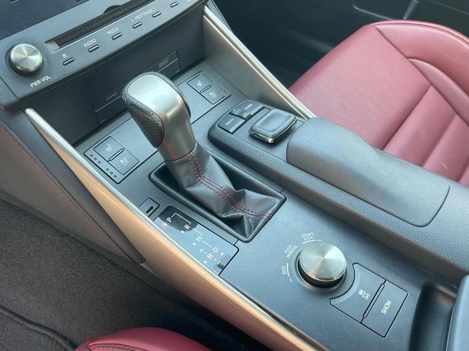 Подержанный Lexus IS 350 III, 3.5 л, 2016 в Шардже от Al Nukhba Al Malakyah Used Cars Серебристый цвет. Американская | AUTO.AE