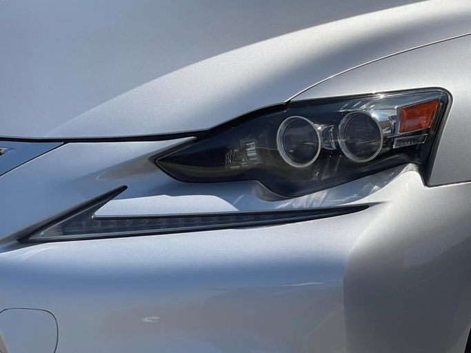 Подержанный Lexus IS 350 III, 3.5 л, 2016 в Шардже от Al Nukhba Al Malakyah Used Cars Серебристый цвет. Американская | AUTO.AE