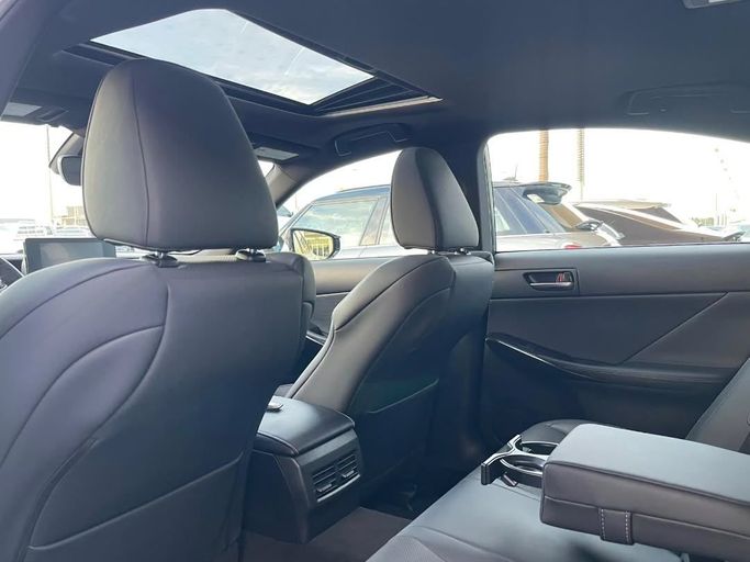 Подержанный Lexus IS 350 III Рестайлинг 2, 3.5 л, 2023 в Шардже от Al Nukhba Al Malakyah Used Cars Белый цвет. Американская | AUTO.AE