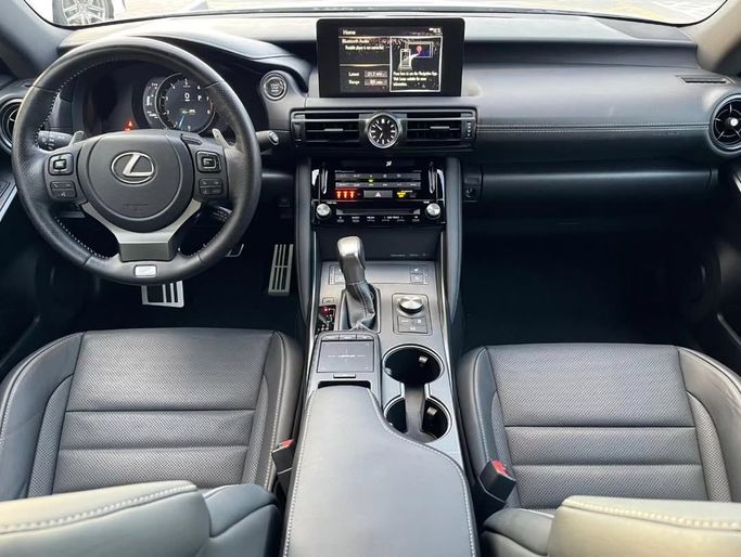 Подержанный Lexus IS 350 III Рестайлинг 2, 3.5 л, 2023 в Шардже от Al Nukhba Al Malakyah Used Cars Белый цвет. Американская | AUTO.AE