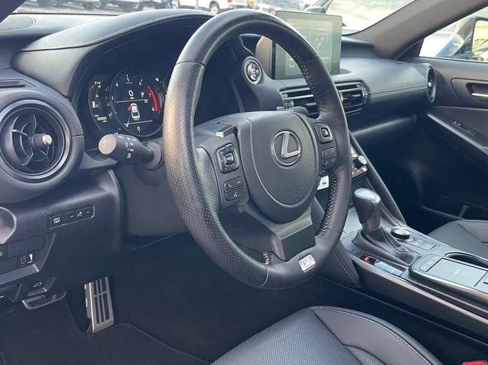 Подержанный Lexus IS 350 III Рестайлинг, 3.5 л, 2020 в Шардже от Al Nukhba Al Malakyah Used Cars Белый цвет. Американская | AUTO.AE