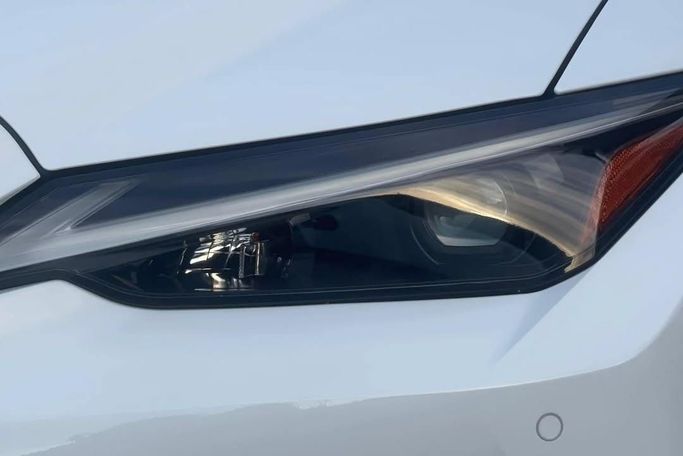 Подержанный Lexus IS 350 III Рестайлинг, 3.5 л, 2020 в Шардже от Al Nukhba Al Malakyah Used Cars Белый цвет. Американская | AUTO.AE