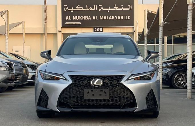 Подержанный Lexus IS 350 III Рестайлинг 2, 3.5 л, 2021 в Шардже от Al Nukhba Al Malakyah Used Cars Серебристый цвет. Американская | AUTO.AE