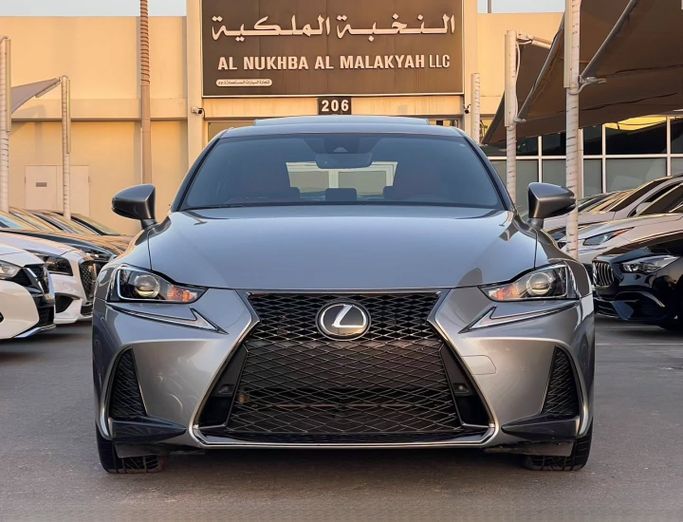 Подержанный Lexus IS 350 III Рестайлинг, 3.5 л, 2020 в Шардже от Al Nukhba Al Malakyah Used Cars Серый цвет. Американская | AUTO.AE