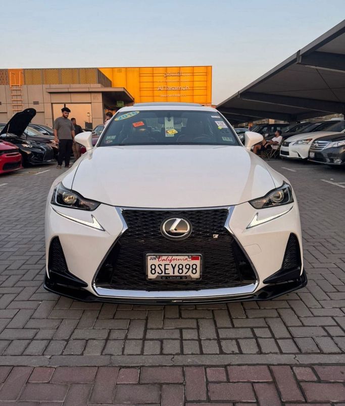Подержанный Lexus IS 300 III Рестайлинг, 2.0 л, 2016 в Шардже от Al Tasamuh Used Cars Белый цвет. Американская | AUTO.AE