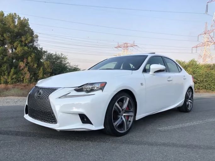 مستعملة ⁦Lexus IS 300 ثالثاً فيس ليفت، 2.0 l، 2016⁩ في في الإمارات, الشارقة من Wahat Al Umra Used Cars، اللون أبيض. المواصفات الأمريكية | AUTO.AE | إعلان #289543