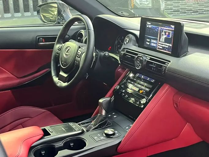 Подержанный Lexus IS 350 III Рестайлинг 2, 3.5 л, 2024 в ОАЭ, Шарджа от Rebou Alfakhama Серебристый цвет. Американская | AUTO.AE | Объявление #295798 — фото 10 из 17