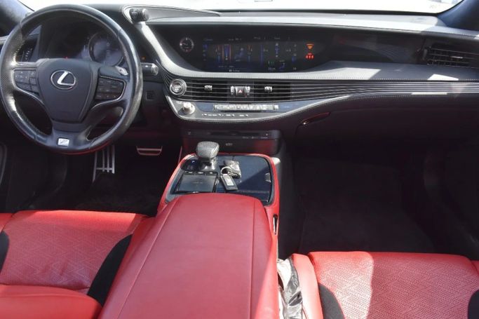 Подержанный Lexus LS 500 V, 3.4 л, 2018 в Шардже от Alfaris Used Cars Белый цвет. Other | AUTO.AE