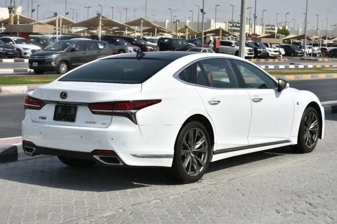 Подержанный Lexus LS 500 V, 3.4 л, 2018 в Шардже от Alfaris Used Cars Белый цвет. Other | AUTO.AE