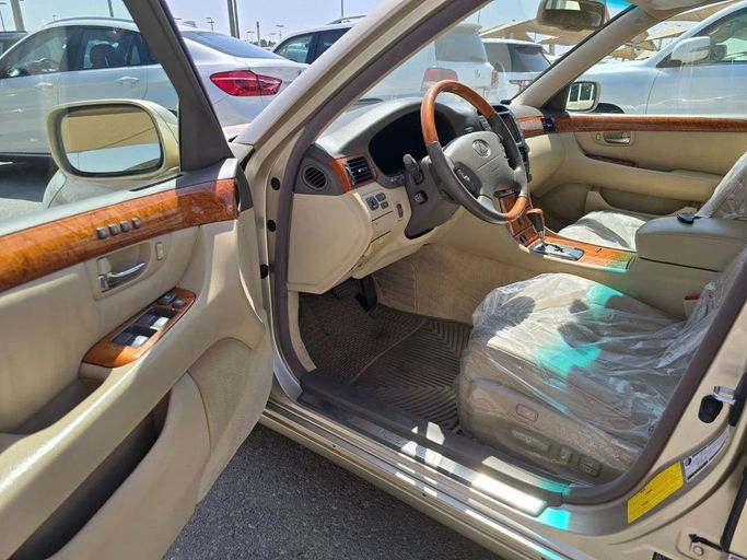 Подержанный Lexus LS 430 III Рестайлинг, 4.3 л, 2005 в Шардже от Alnawras Cars Золотистый цвет. Американская | AUTO.AE
