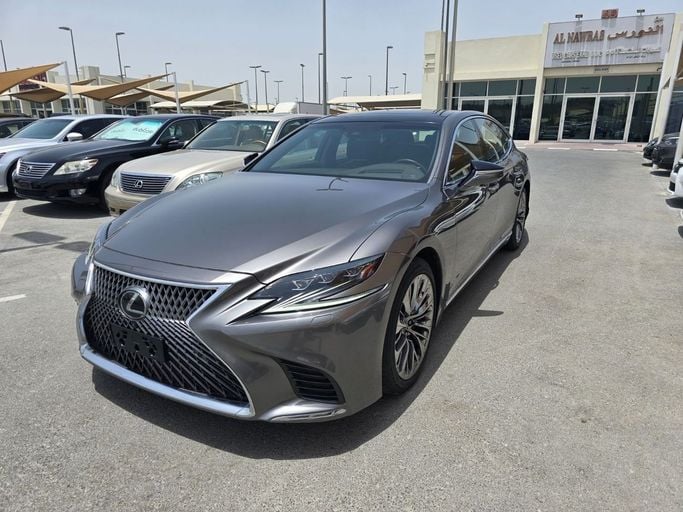 Подержанный Lexus LS 500 V, 3.4 л, 2020 в Шардже от Alnawras Cars Серый цвет. Американская | AUTO.AE