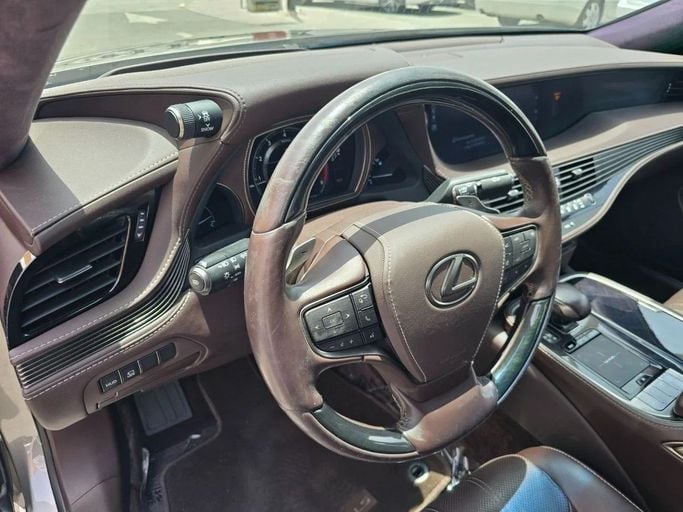 Подержанный Lexus LS 500 V, 3.4 л, 2020 в Шардже от Alnawras Cars Серый цвет. Американская | AUTO.AE